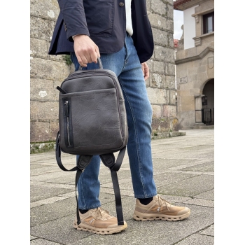 Mochila hombre en  color negro - Verota